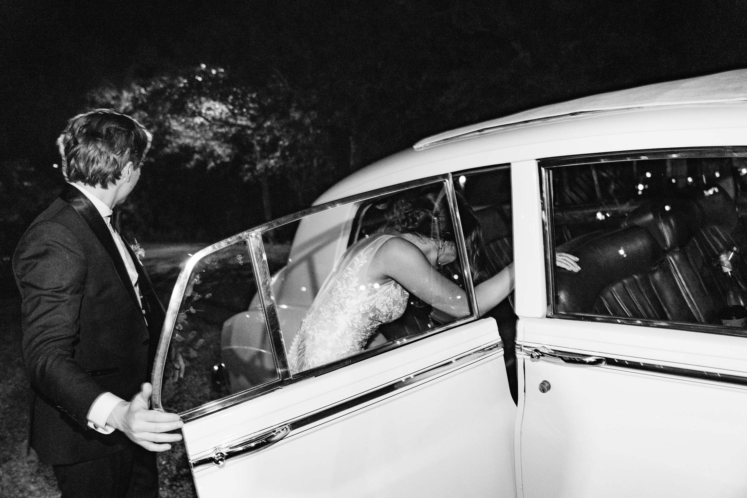 bride and groom leaving their wedding in a getaway car at Maison Lafitte in Covington, Louisiana