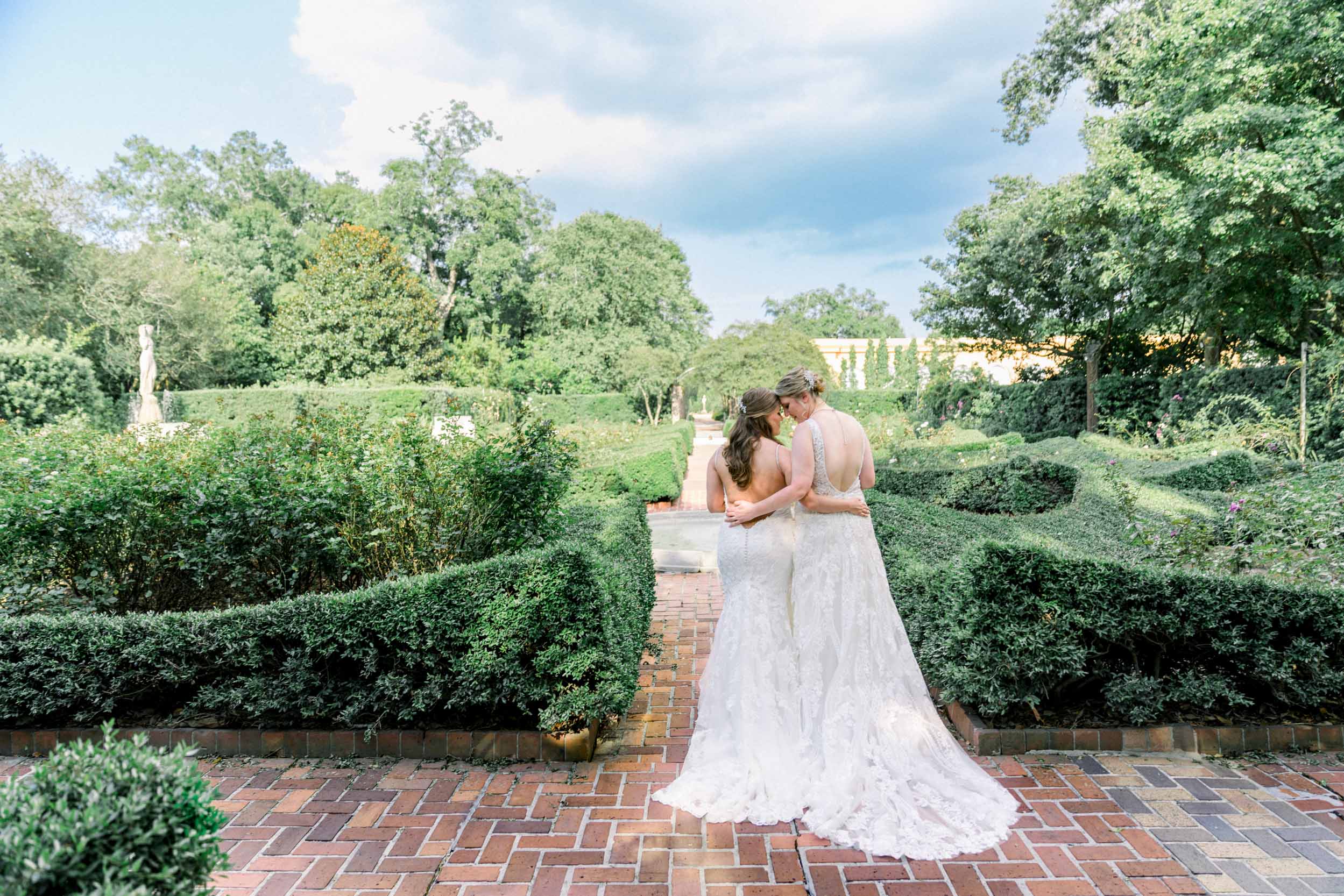 wedding couple hugging in City Park Botanical Gardens